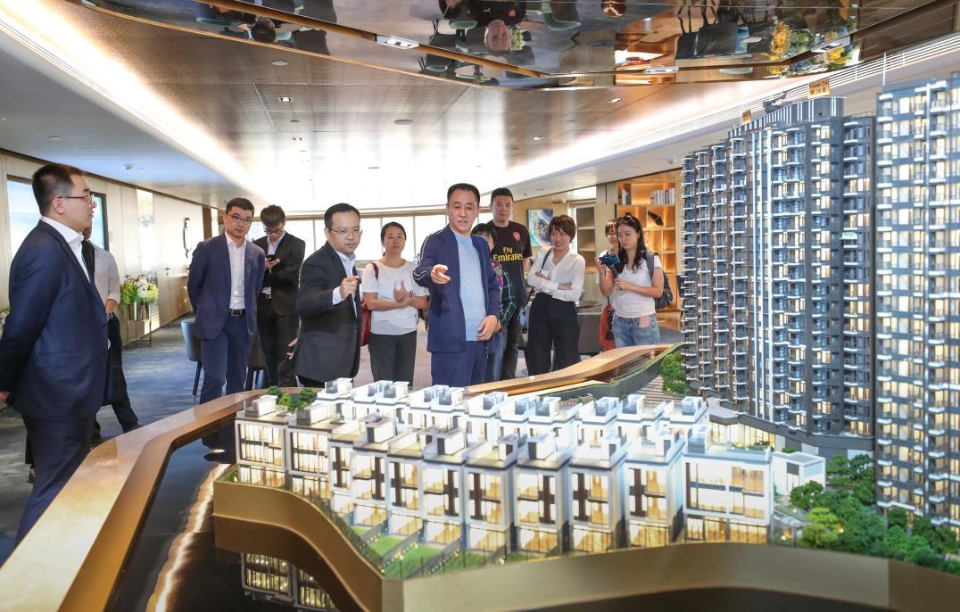  许家印赴香港视察恒大在港首个住宅项目