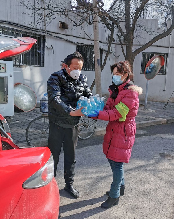 张鹏给社区居委会送抗疫物资