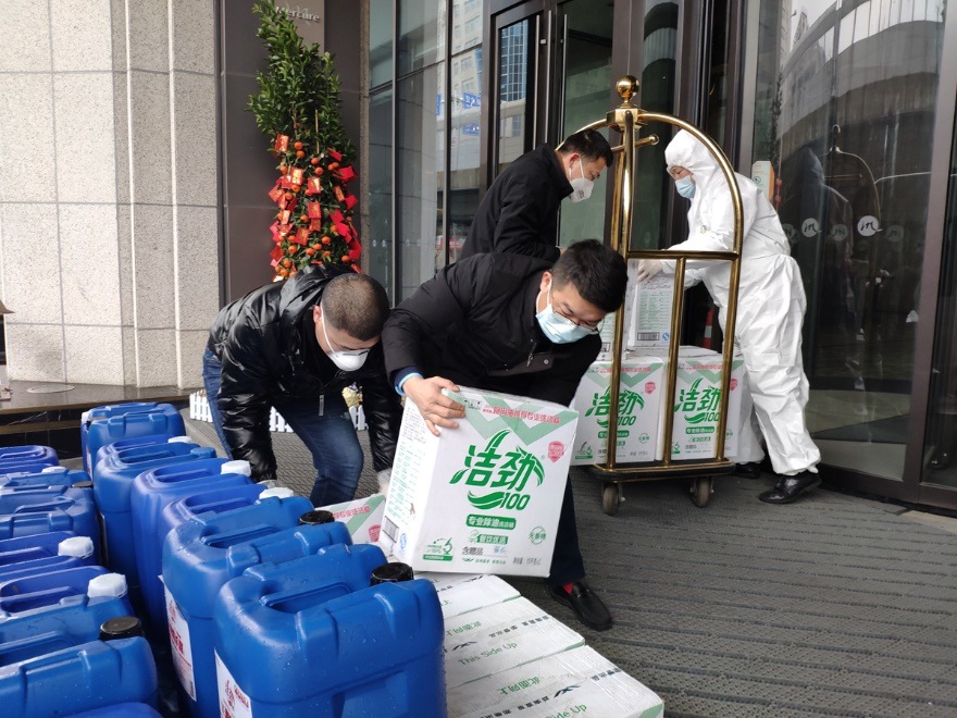 文剛與員工一起搬運防疫消毒物資