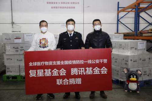 55000件防護服專機運抵國内 複星基金會聯合騰訊基金會支援一線防疫民警