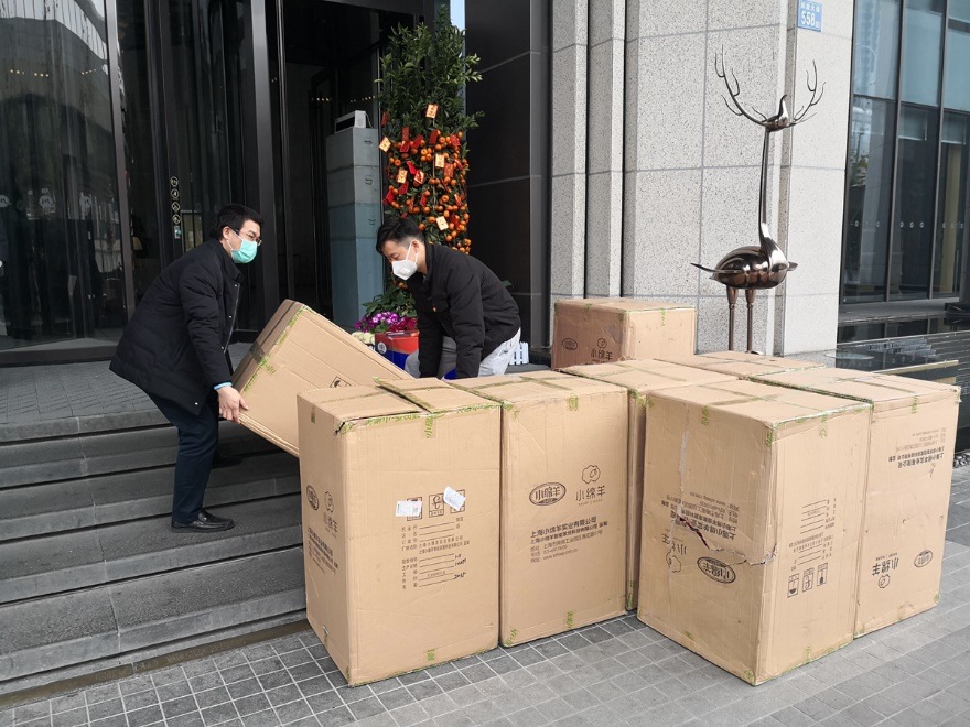 文剛與員工一起搬運防疫消毒物資