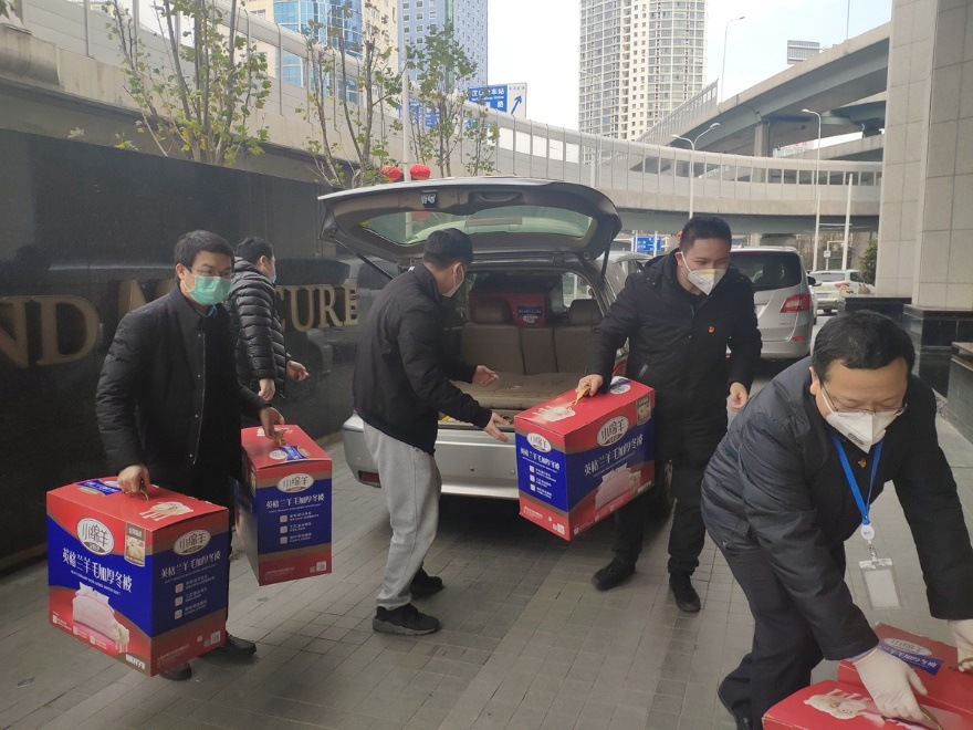 文剛與員工一起搬運防疫消毒物資