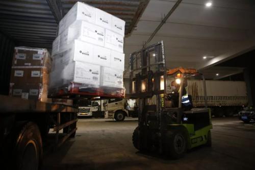 55000件防護服專機運抵國内 複星基金會聯合騰訊基金會支援一線防疫民警