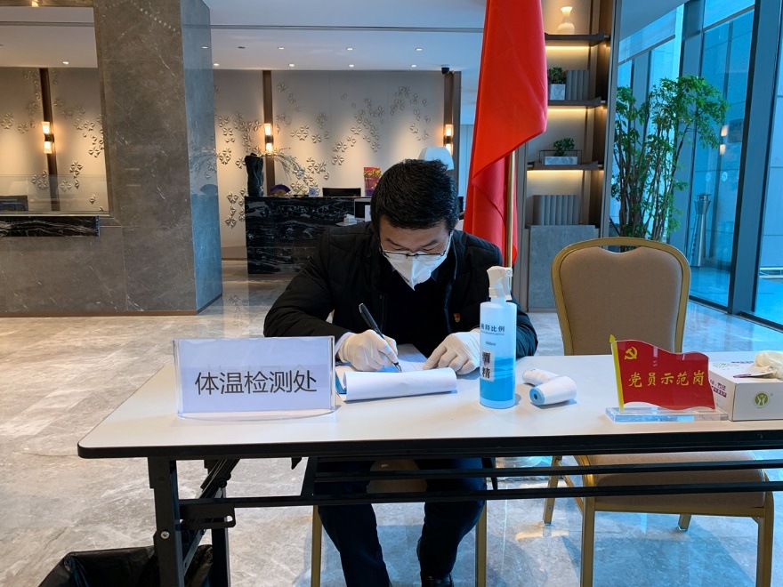 設置登記處和溫度檢測崗，嚴格防控