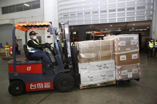 55000件防護服專機運抵國内 複星基金會聯合騰訊基金會支援一線防疫民警