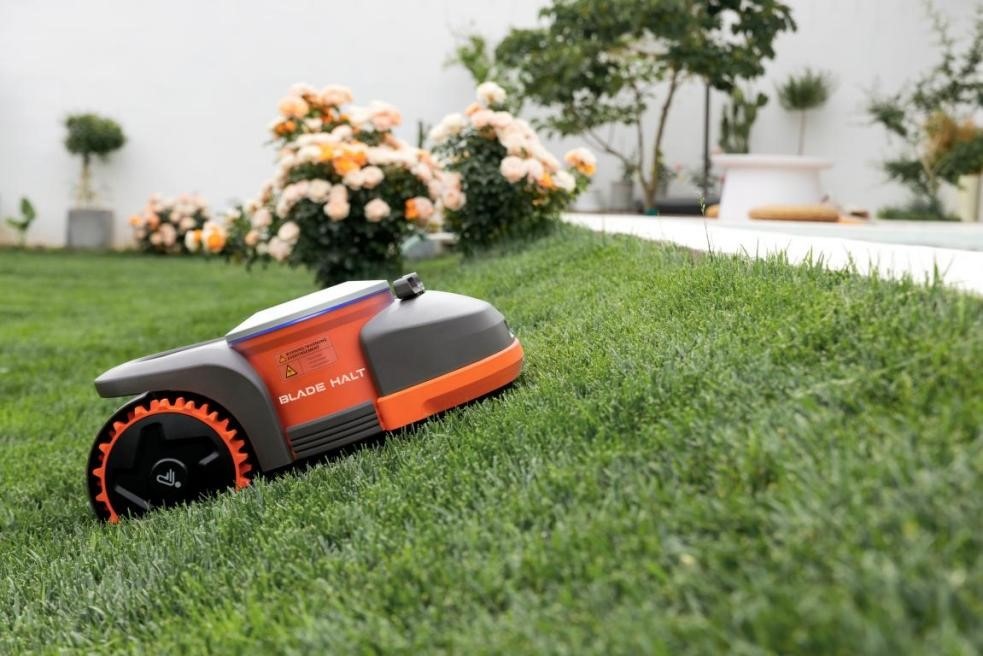 赛格威首款智能割草机器人全球首发 有望成九号公司新增长点