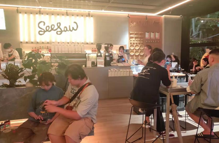 探店Seesaw「日咖夜酒」首店：探索全时段运营，顾客以年轻女性为主