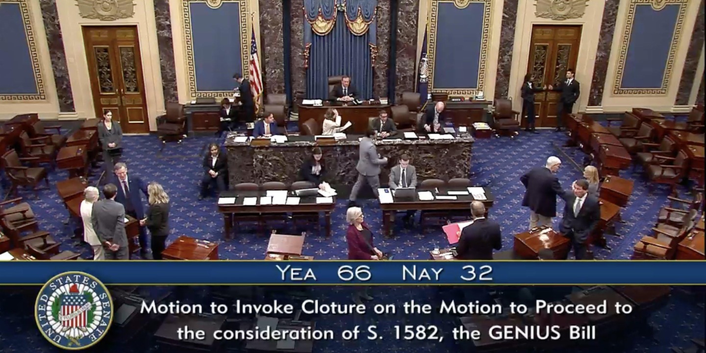 美國GENIUS穩定幣法案通過參議院投票,還需眾議院和總統亮綠燈,特朗普家族穩定幣成爭議之一