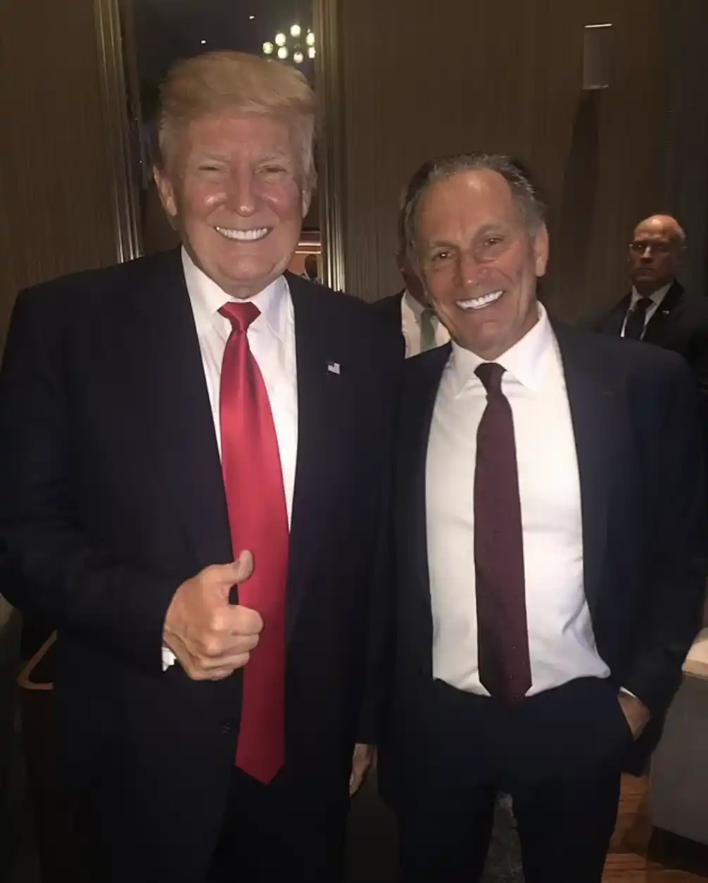 特朗普後院起大火:親密盟友馬斯克反水,背後加密公司分裂