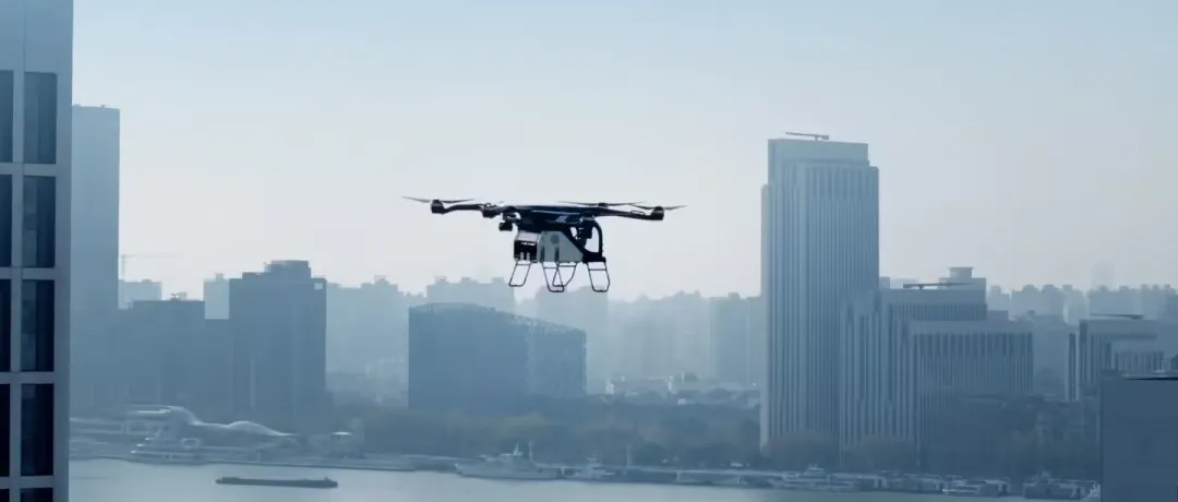 蔚來遭新加坡主權基金訴訟？知情人士：三年前就已澄清；董明珠回應在外霸道私下可愛：工作上一定要霸道；一具身智能明星企業原地解散