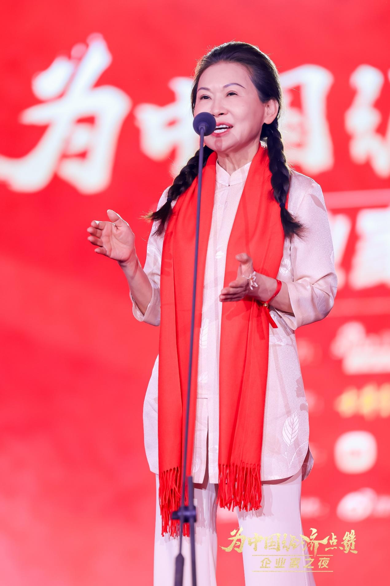 【財華社報道】陳景河現場落淚，盧邁呼籲關注農村養育，韓璧丞展示仿生手抓啞鈴&hellip;&hellip;上百位企業家共話中國經濟新動能