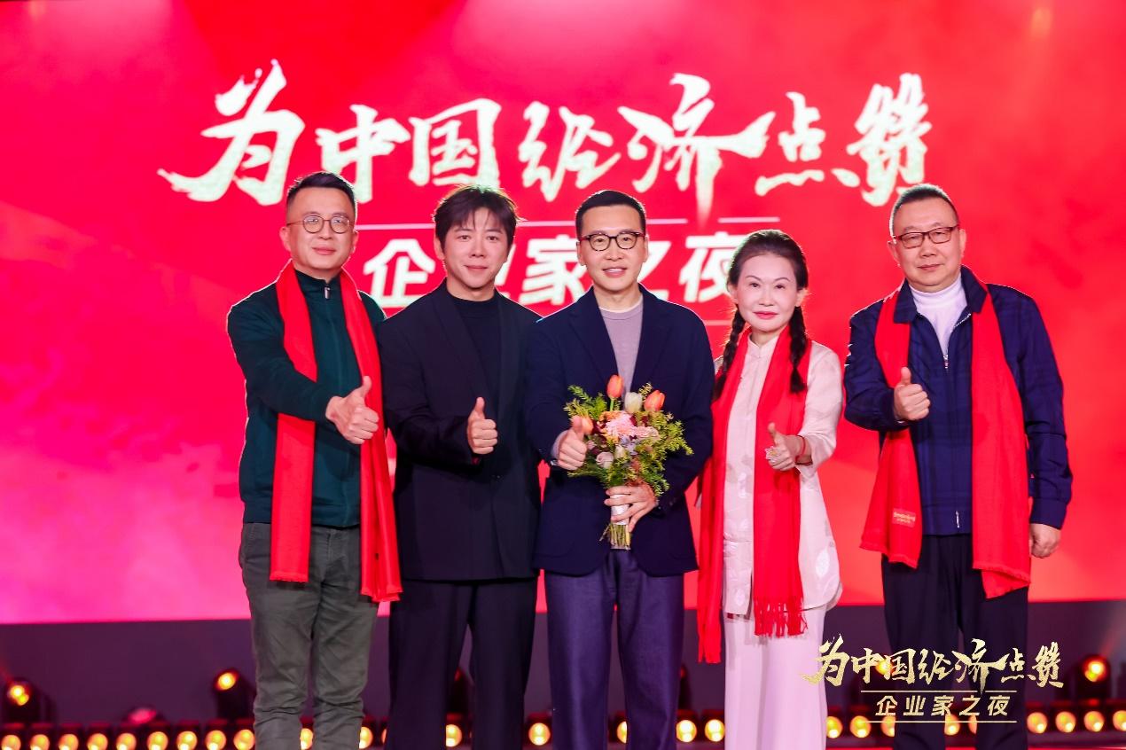 【財華社報道】陳景河現場落淚，盧邁呼籲關注農村養育，韓璧丞展示仿生手抓啞鈴&hellip;&hellip;上百位企業家共話中國經濟新動能