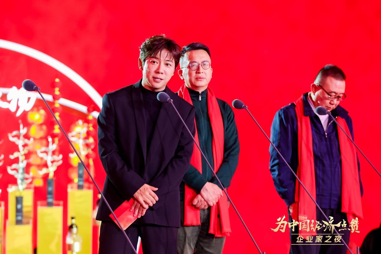 【財華社報道】陳景河現場落淚，盧邁呼籲關注農村養育，韓璧丞展示仿生手抓啞鈴&hellip;&hellip;上百位企業家共話中國經濟新動能