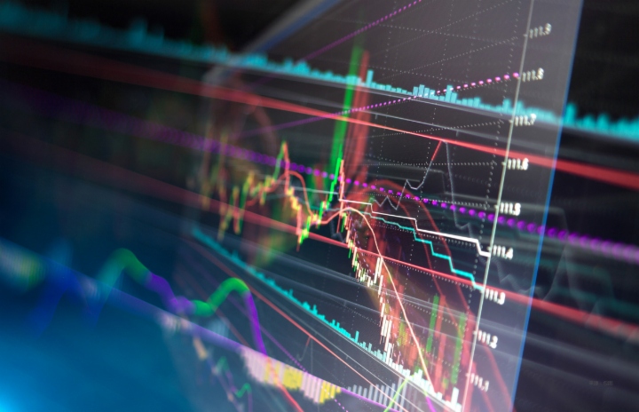 3月18日，三大指数上涨，截至收盘，上证指数涨0.32%，深证成指涨1.05%，创业板指涨2.02%，科创50涨1.36%。两市超过3400只股票飘红，两市成交额约2.05万亿元。