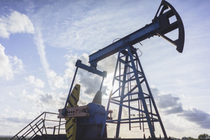 一夜之間，國際油價彷彿脫韁的野馬，輕鬆跨過每桶100美元的心理關口，且絲毫沒有停下狂奔的腳步，當前WTI原油期貨價和布倫特原油期貨價均已突破117美元水平，貼近2022年地緣衝突時超120美元的階段高位，見下圖。