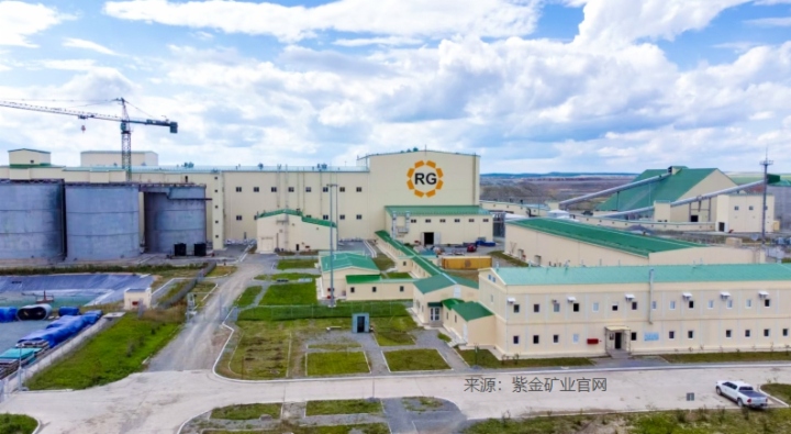 紫金礦業（02899.HK）新一屆管理團隊履新後的首份成績單亮相，該公司公布的2026年第1季業績顯示：營業收入984.98億元（單位人民幣，下同），同比增長24.79%；扣非歸母淨利潤184.59億元，同比增長86.81%；來自經營活動的淨現金流入278.32億元，同比顯著122.15%。